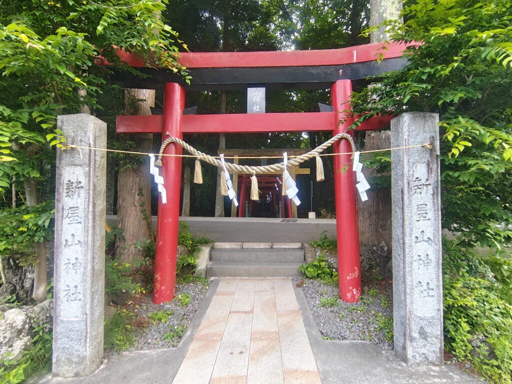 新屋山神社の鳥居 参道入口の朱色の鳥居
