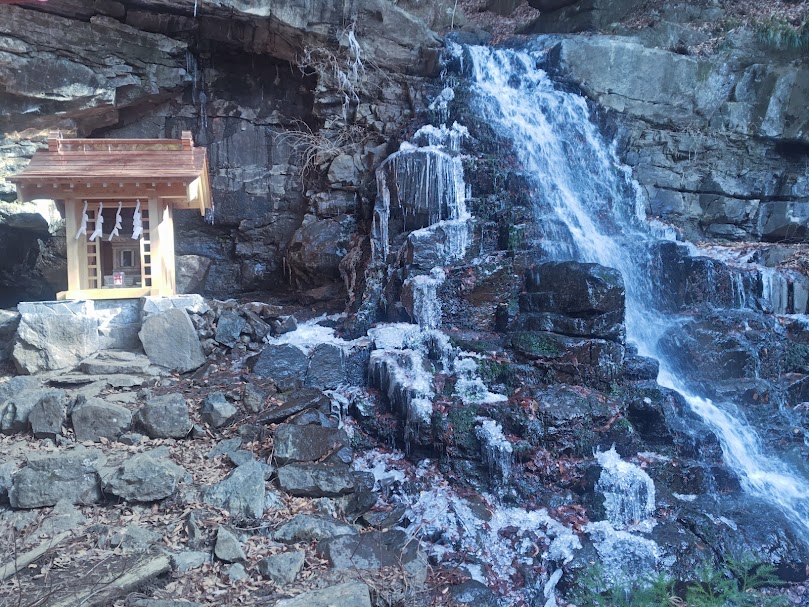 父の白滝も真冬ともなると氷瀑が見られる。