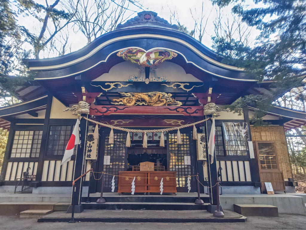 新屋山神社 本宮の拝殿 日本三大金運神社として知られる神社の社殿

