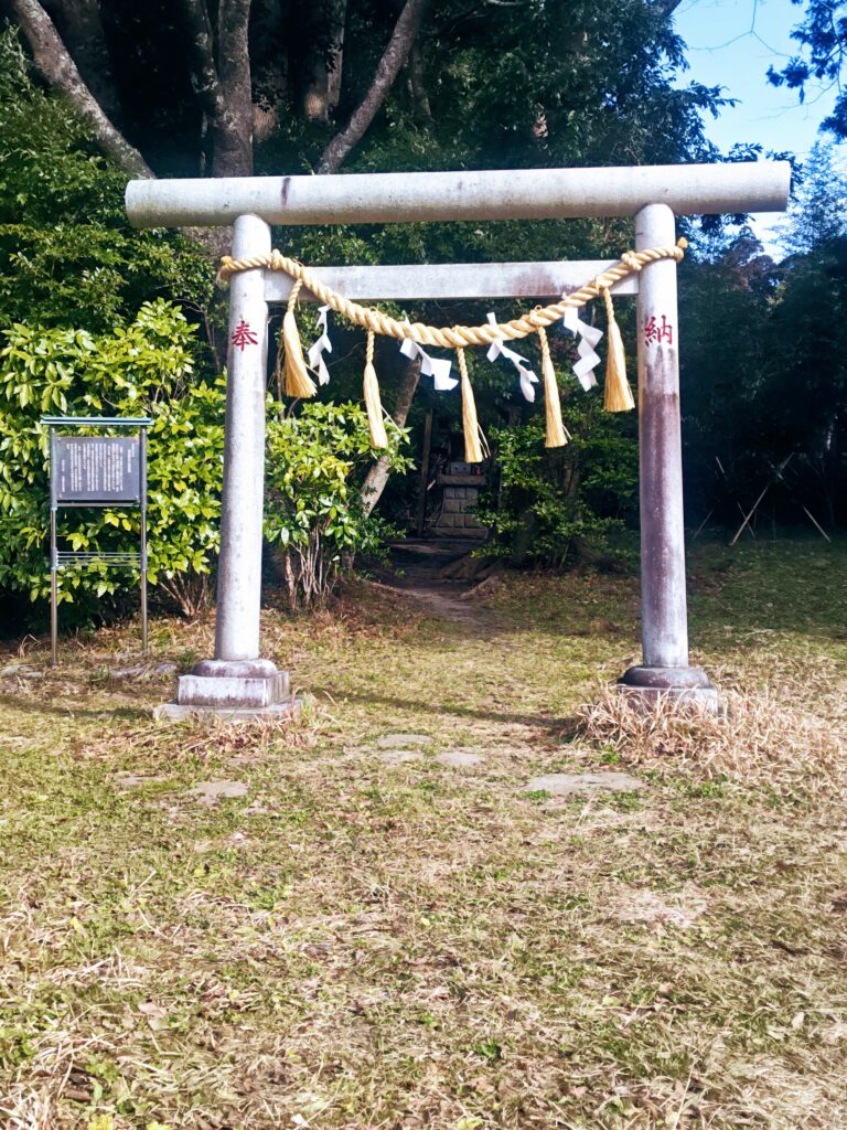玉前神社の末社・神洗神社は。小高い丘の上にひっそりと鎮座している。