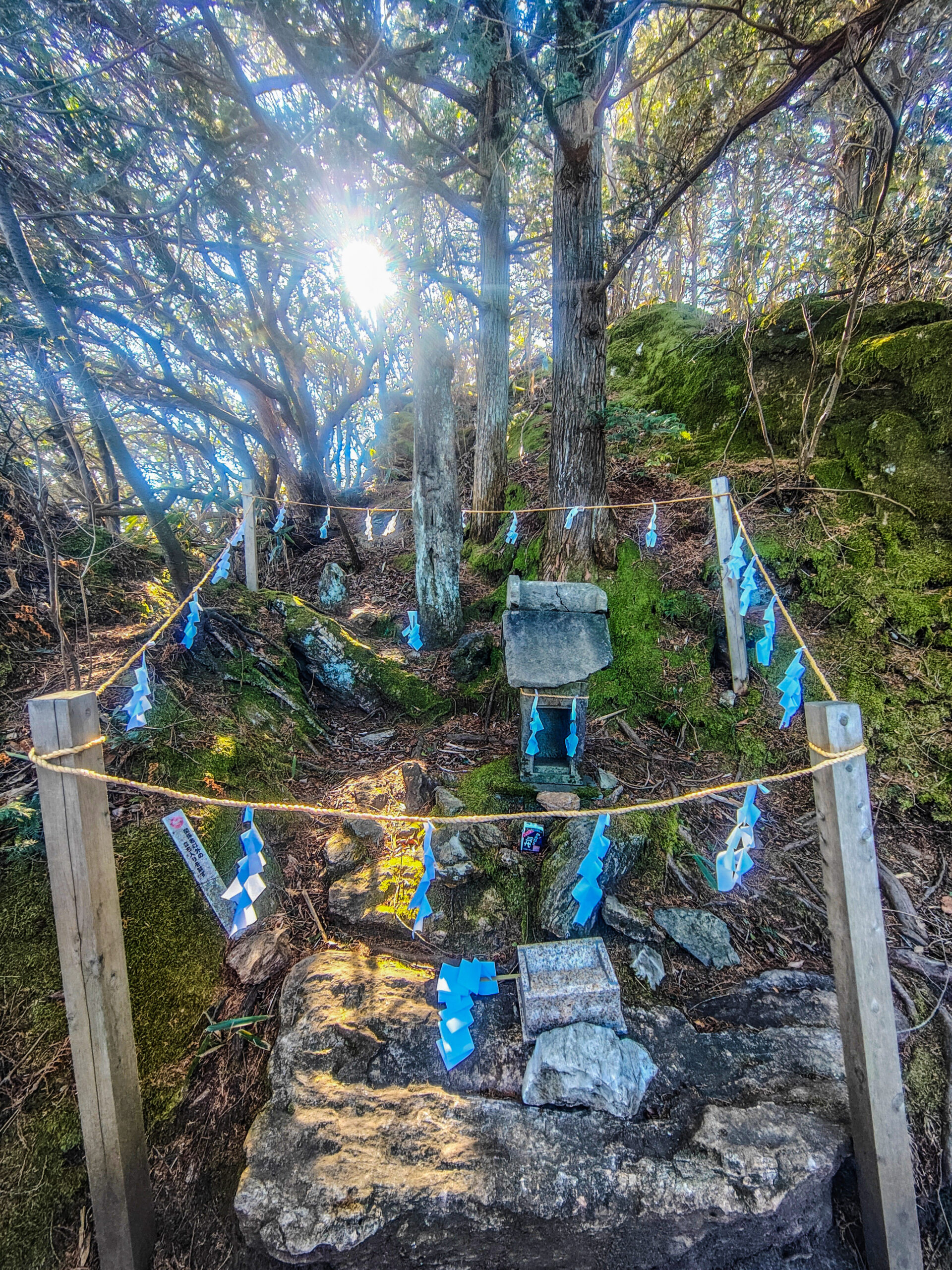 御岩神社の御岩山山頂付近にある天へ伸びるように見える自然の岩柱「光の柱」