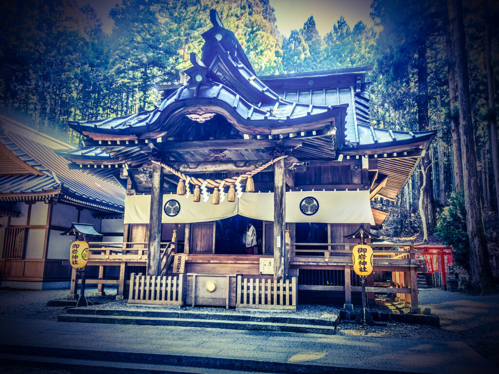 御岩神社の拝殿は早朝から神秘的な雰囲気が漂っていた。