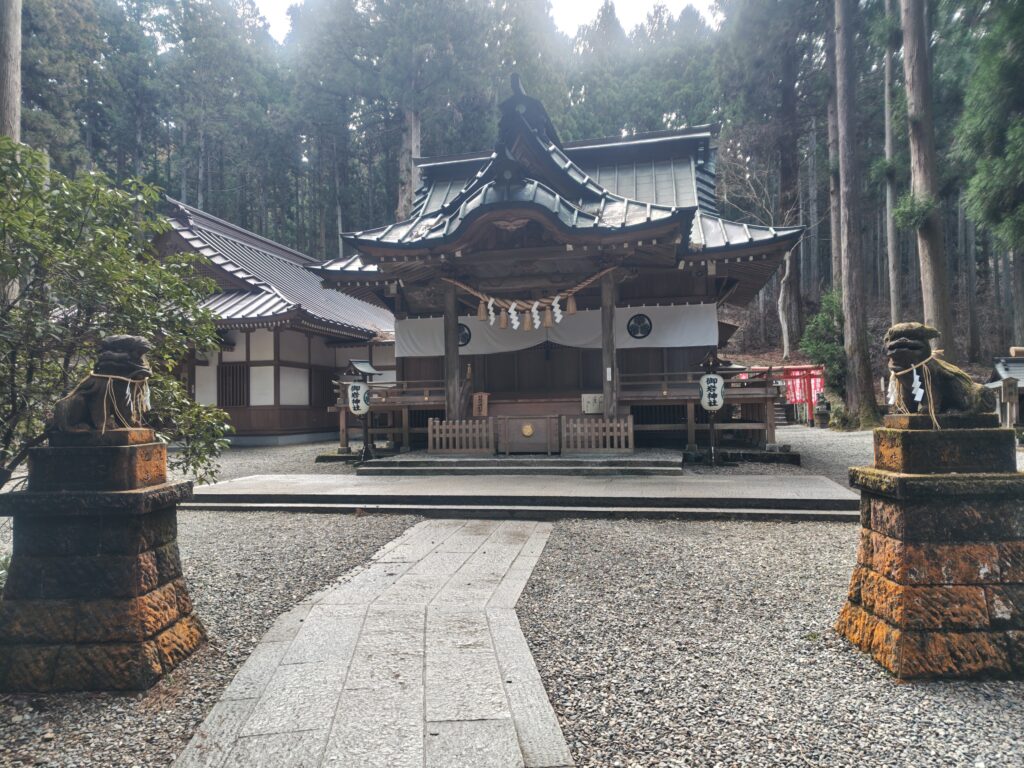 御岩神社の本殿。ここまでであれば登山装備は不要。
