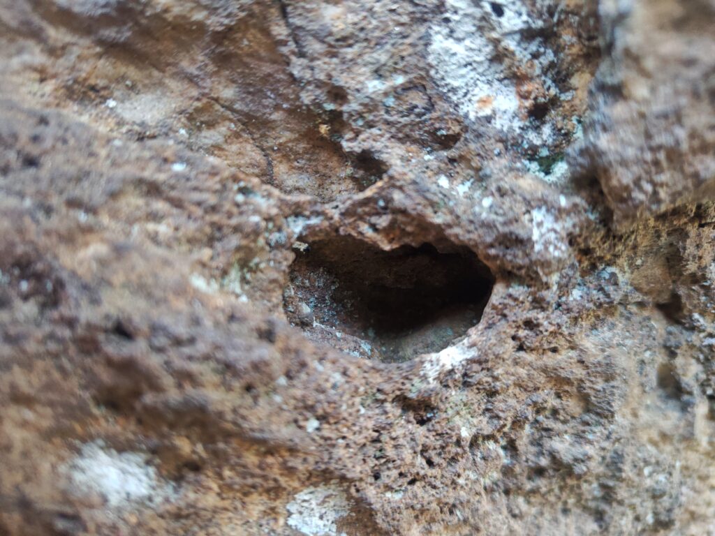 山頂付近にある「ハートの岩」。登山した人だけが撮影できる。