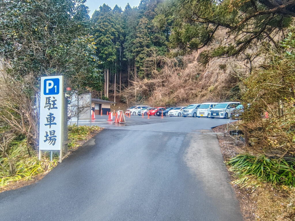 御岩神社の参拝者用駐車場。早朝は比較的空いている。