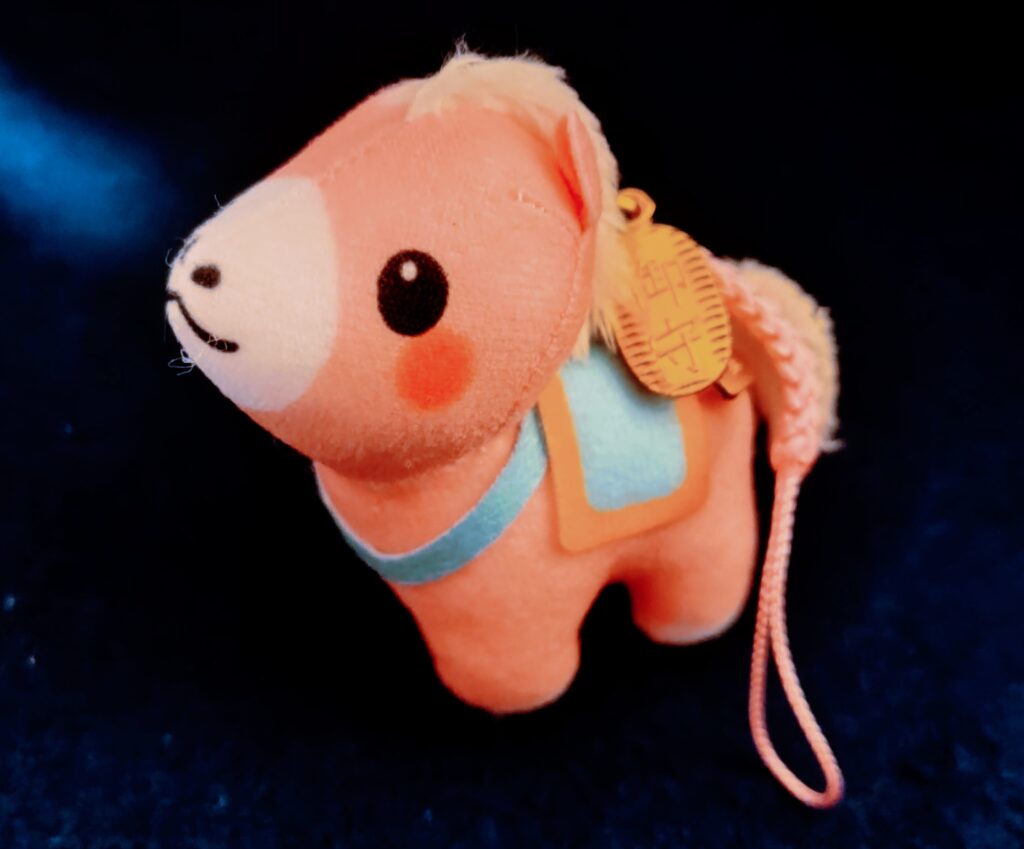 冨士山下宮浅間神社で授与されている干支守り。この午のお守りはこちらのピンク以外にも白と黒のあわせて3種類。どれもかわいい。