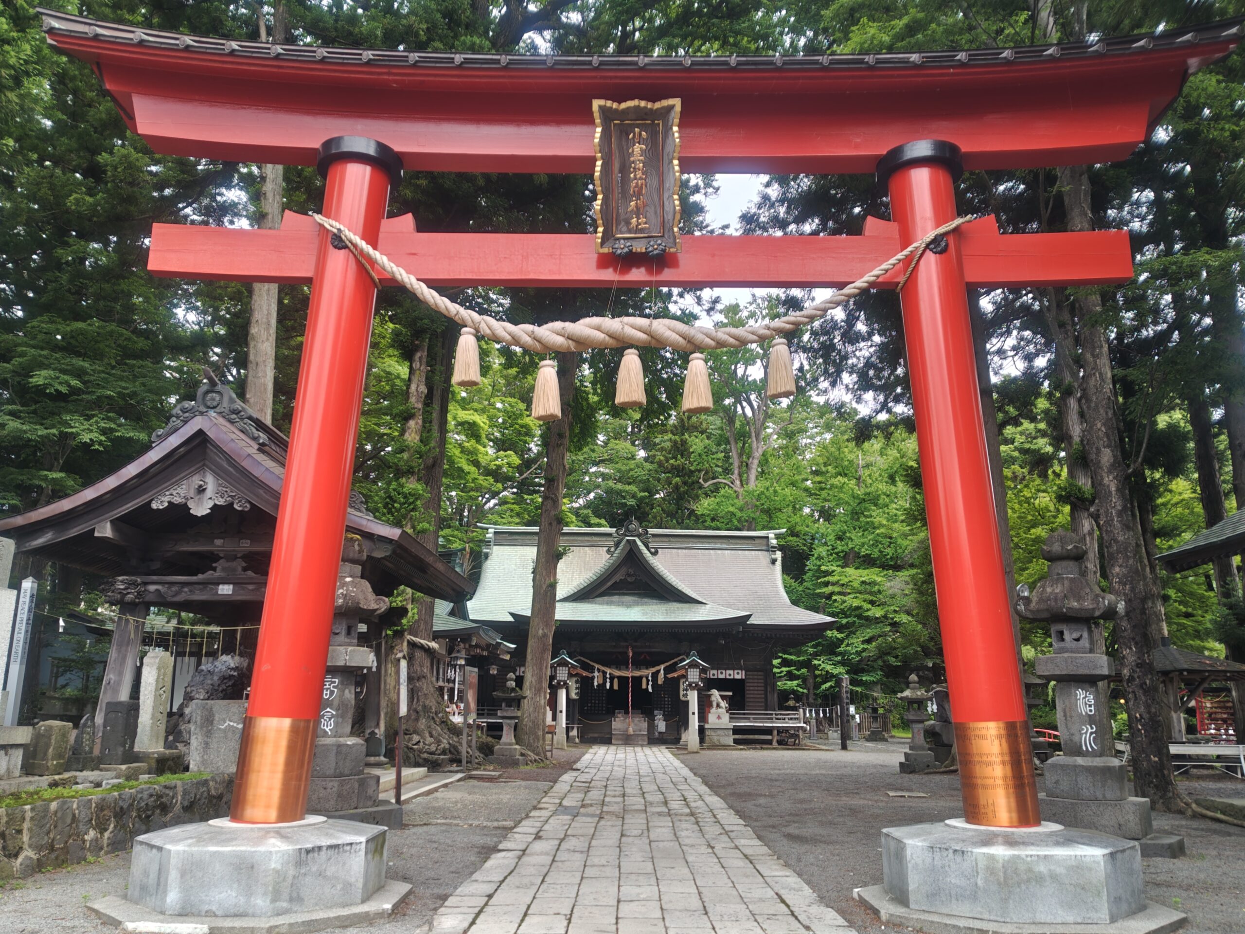 冨士山下宮 小室浅間神社の朱色の大鳥居と参道（山梨県富士吉田市）