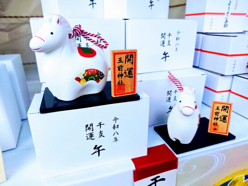 その年の干支をかたどった、玉前神社の開運干支土鈴。玄関やデスクにも置きやすい縁起物。