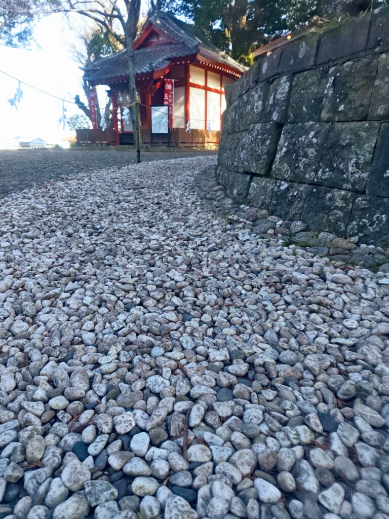 玉前神社のはだしの道には砂利が敷き詰められている。