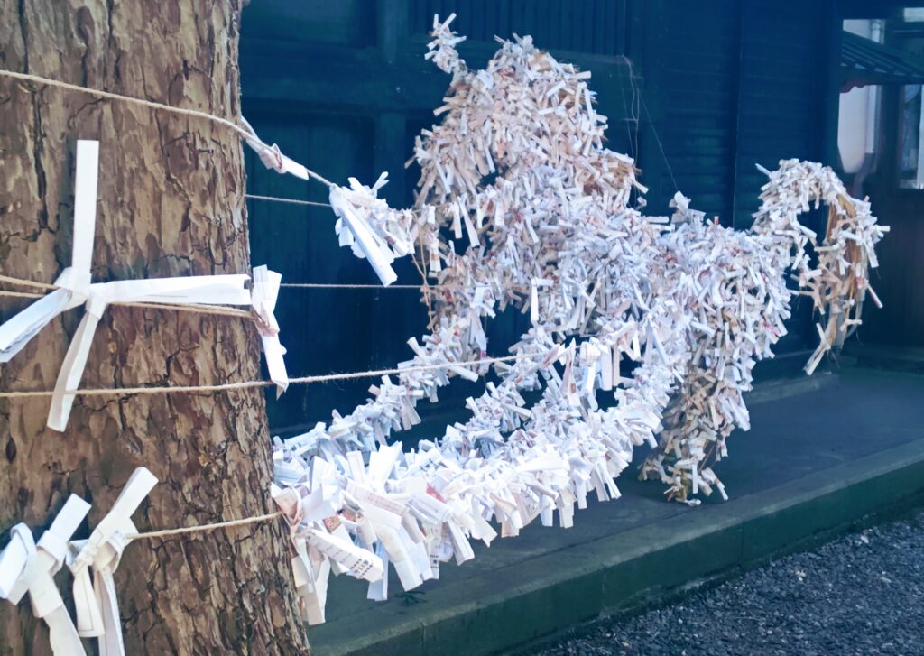 開封したおみくじが干支の形になって結ばれている。場所は拝殿のとなり。