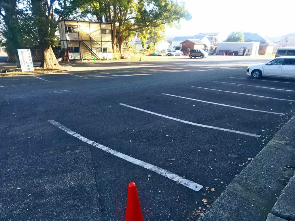 アスファルト舗装されている駐車場は30台の駐車が可能。