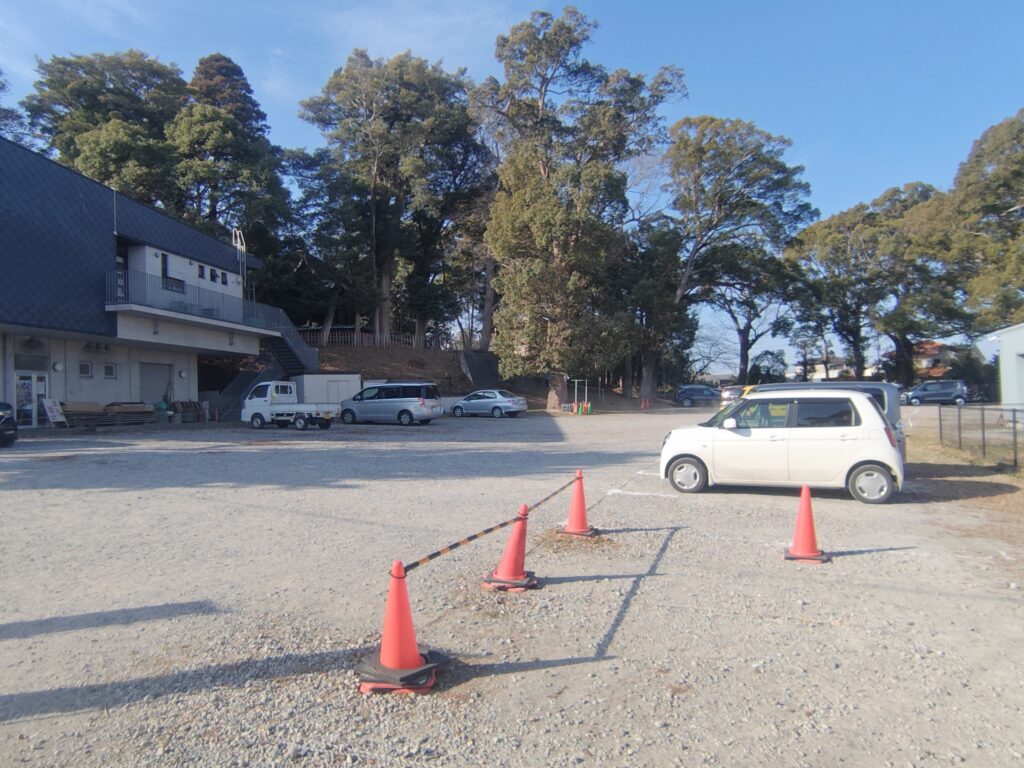 奥の方の駐車場は未舗装ながら、38台の駐車が可能。