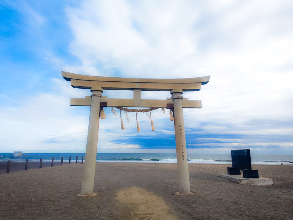 釣ヶ崎の浜辺にそびえる鳥居。