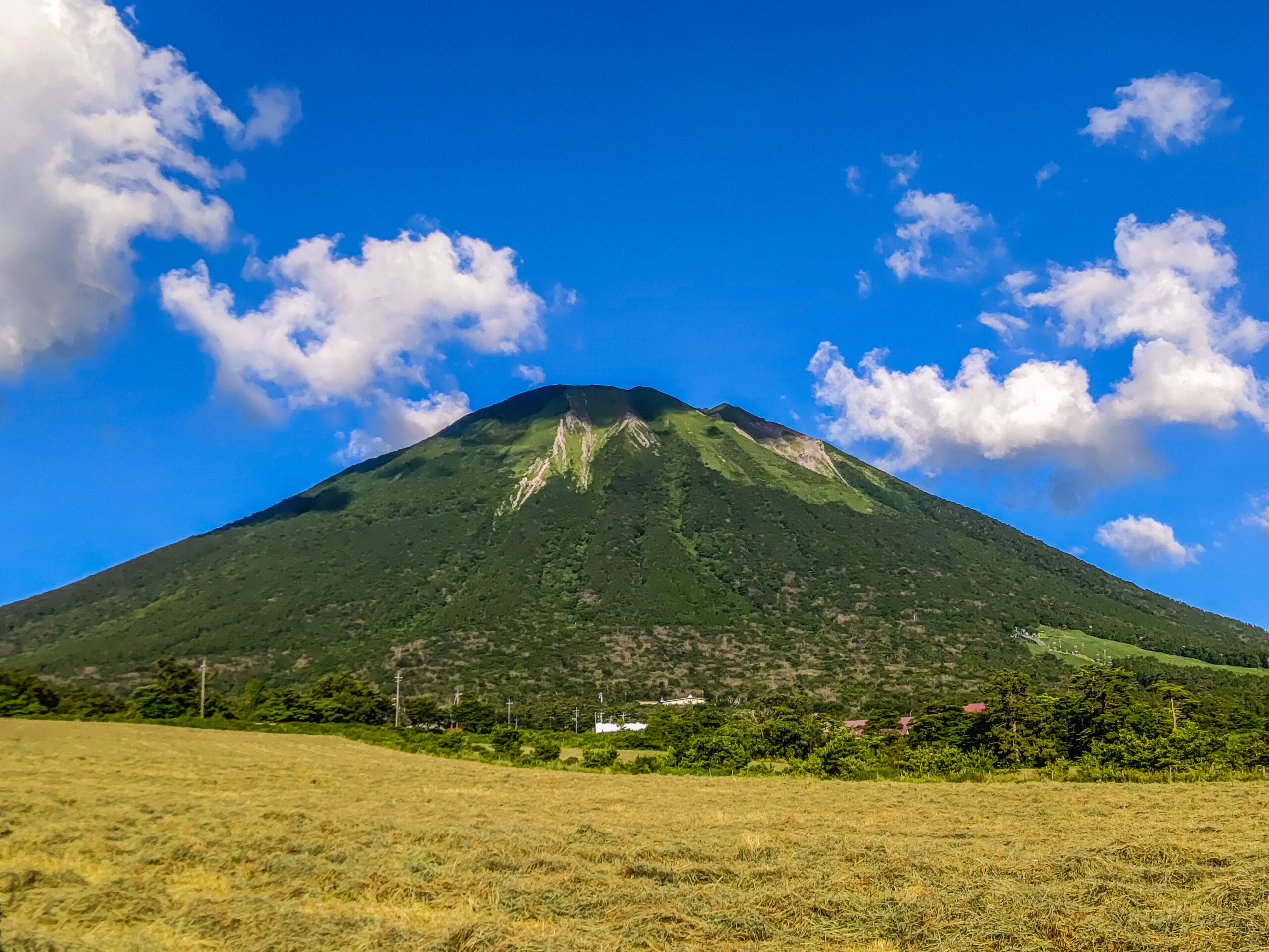 鳥取県の大山(だいせん)の山容|ご来光の道レイライン上にある中国地方最高峰の霊峰