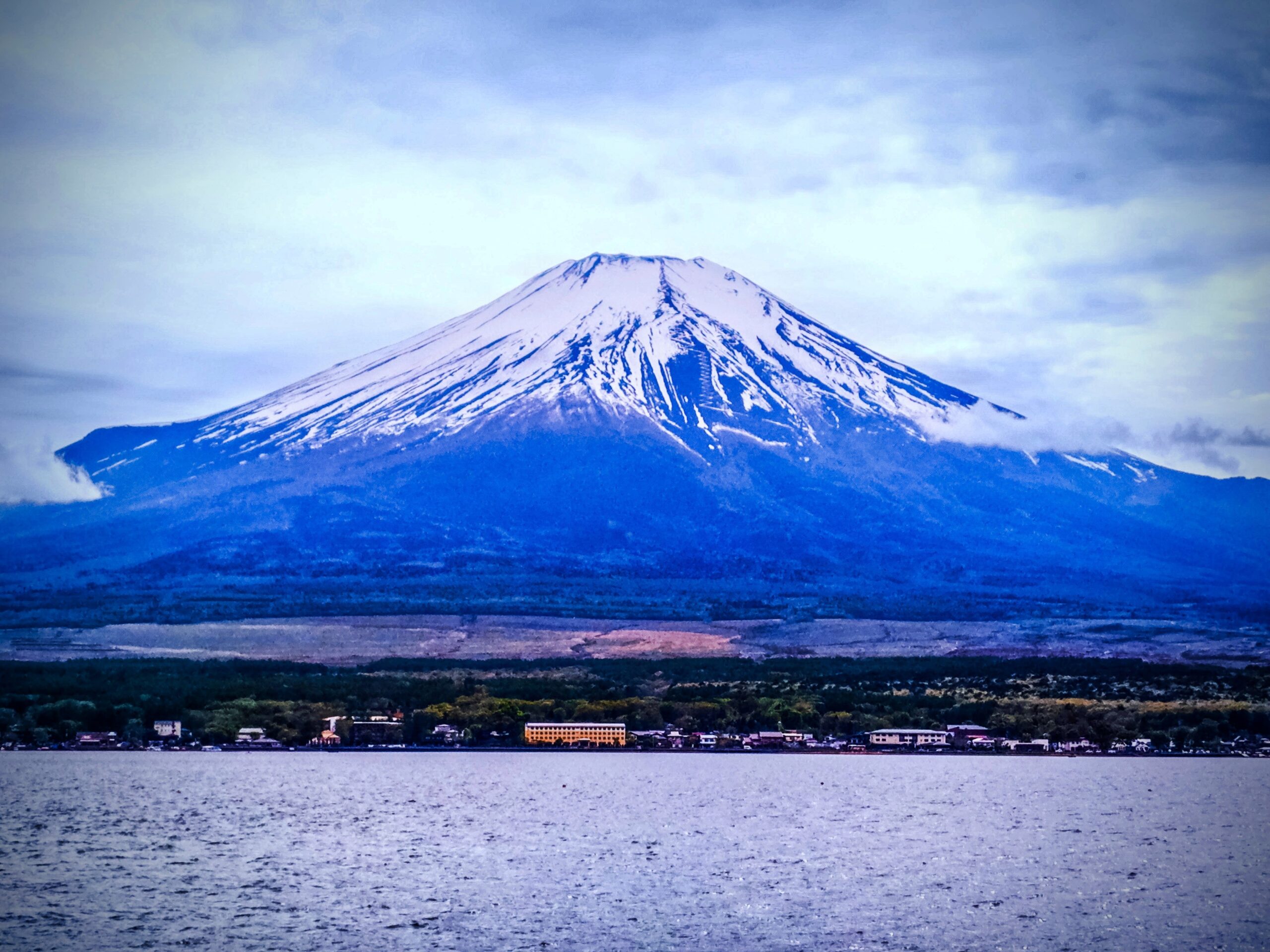 富士山の全景(ご来光の道レイライン上にある日本最高峰の霊峰)