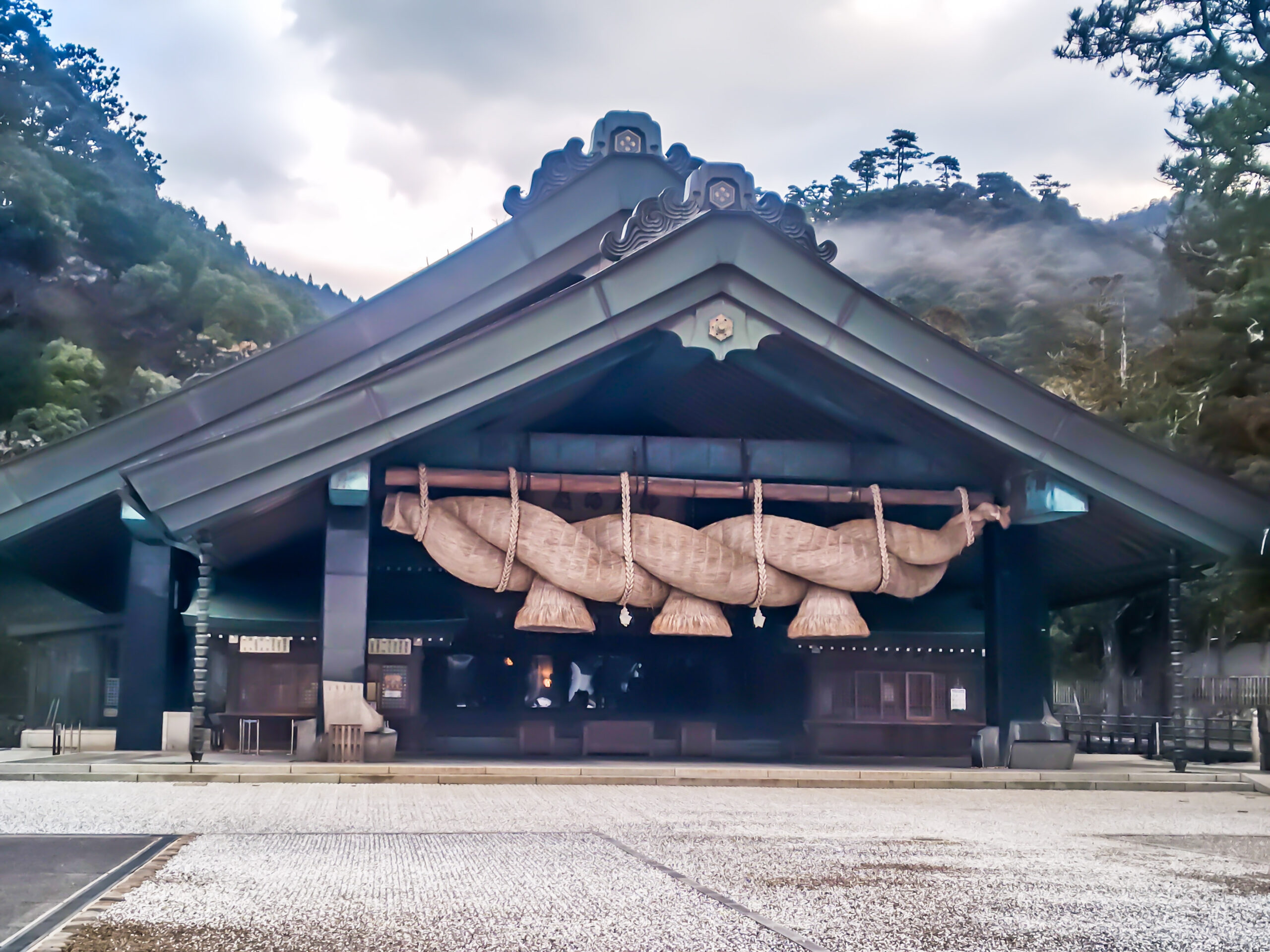 島根県出雲市 出雲大社 神楽殿の大しめ縄(ご来光の道レイラインの終点とされる神社)