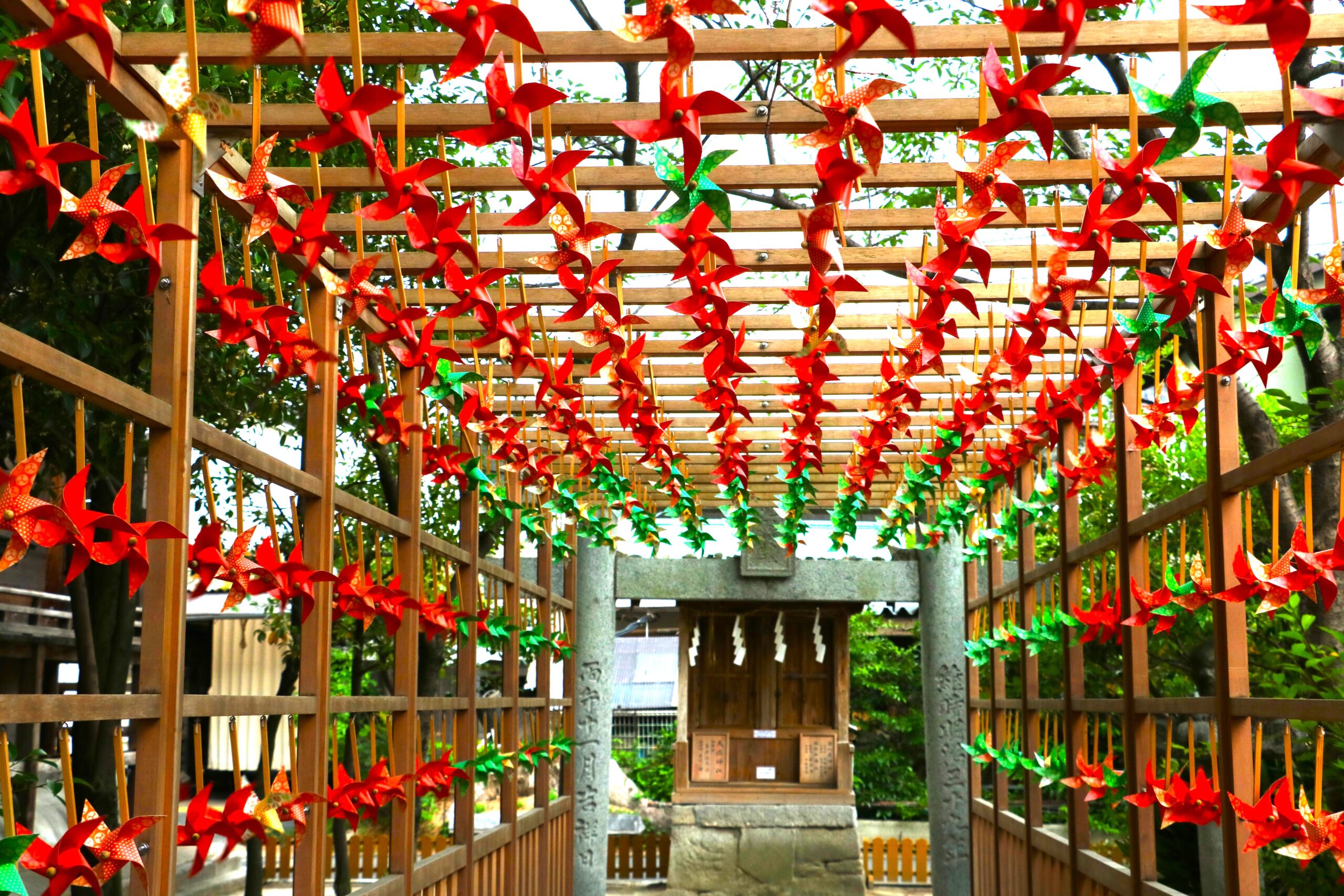 福岡県那珂川市の現人神社の風車回廊