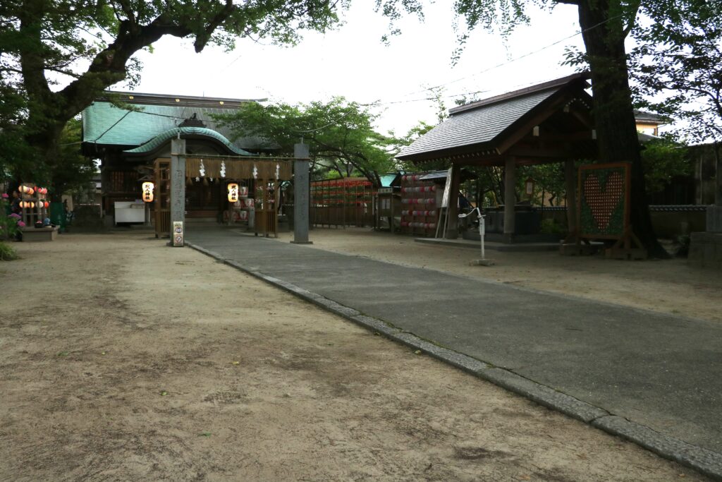 福岡県那珂川市の現人神社の境内全景