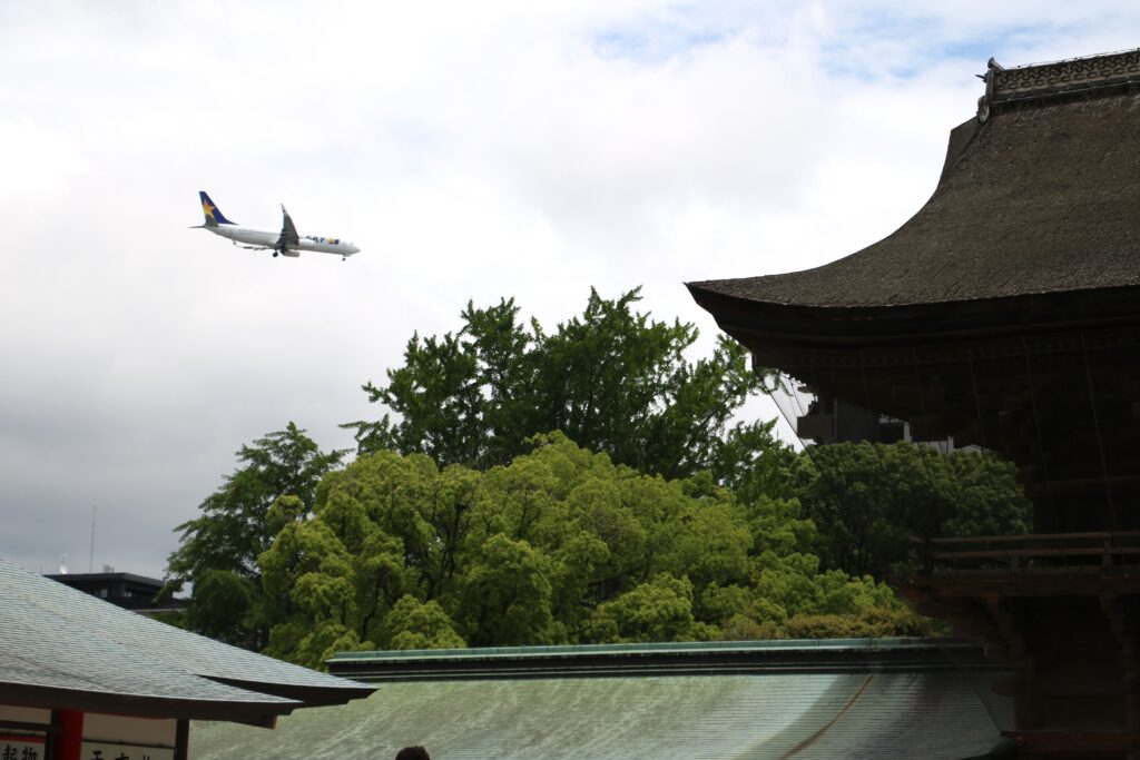 筥崎宮境内から見える飛行機