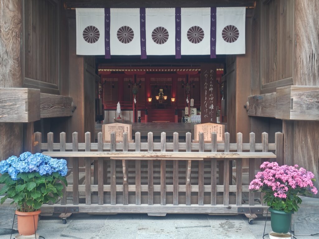 楼門の向こう側に見える拝殿