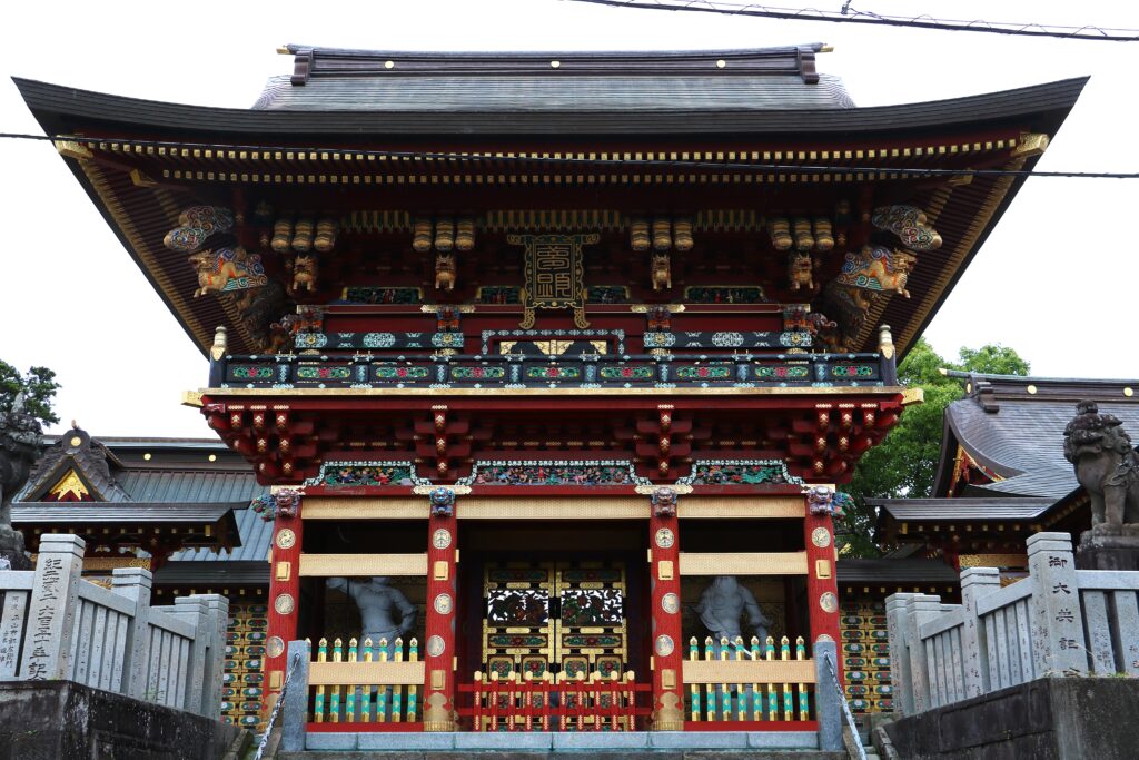 国道１２５号側から見た大杉神社の麒麟門