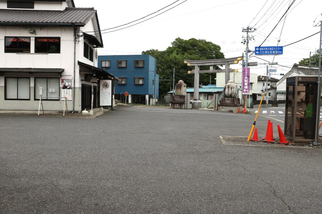 大杉神社の駐車場。一の鳥居入ってすぐ。