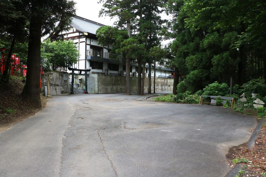 勝馬神社前の駐車場