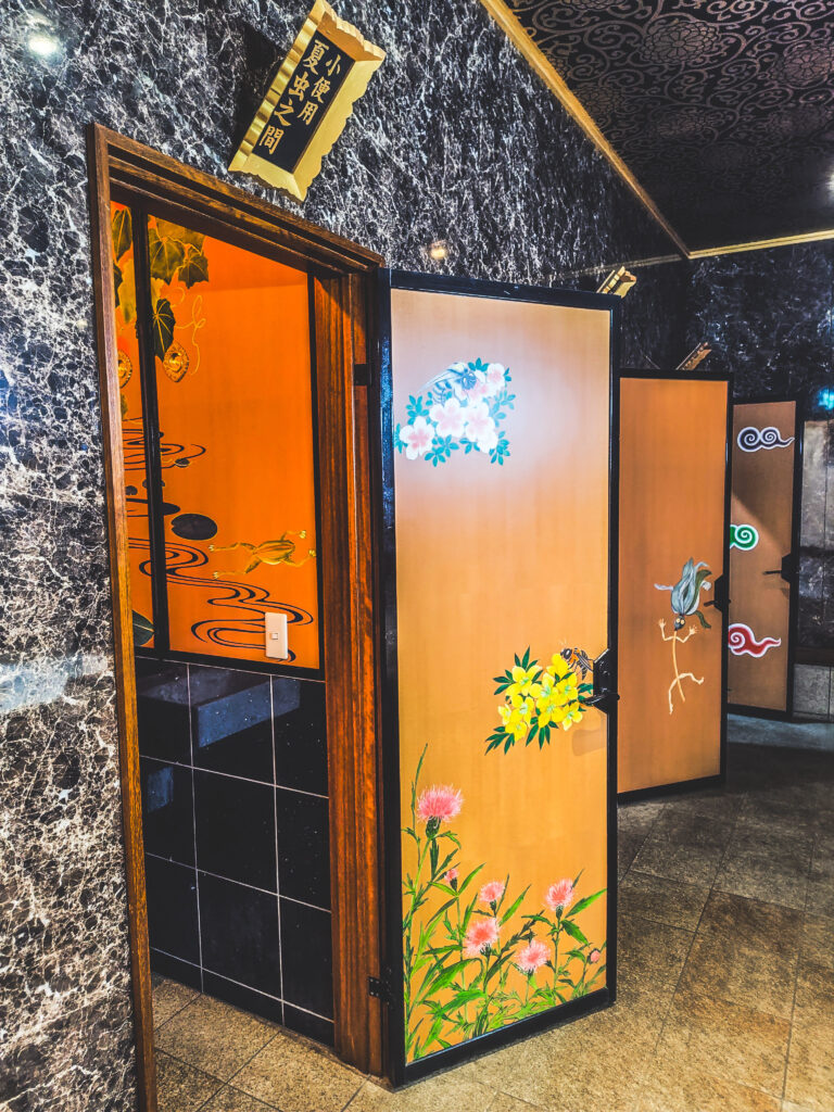 大杉神社の男子トイレ内