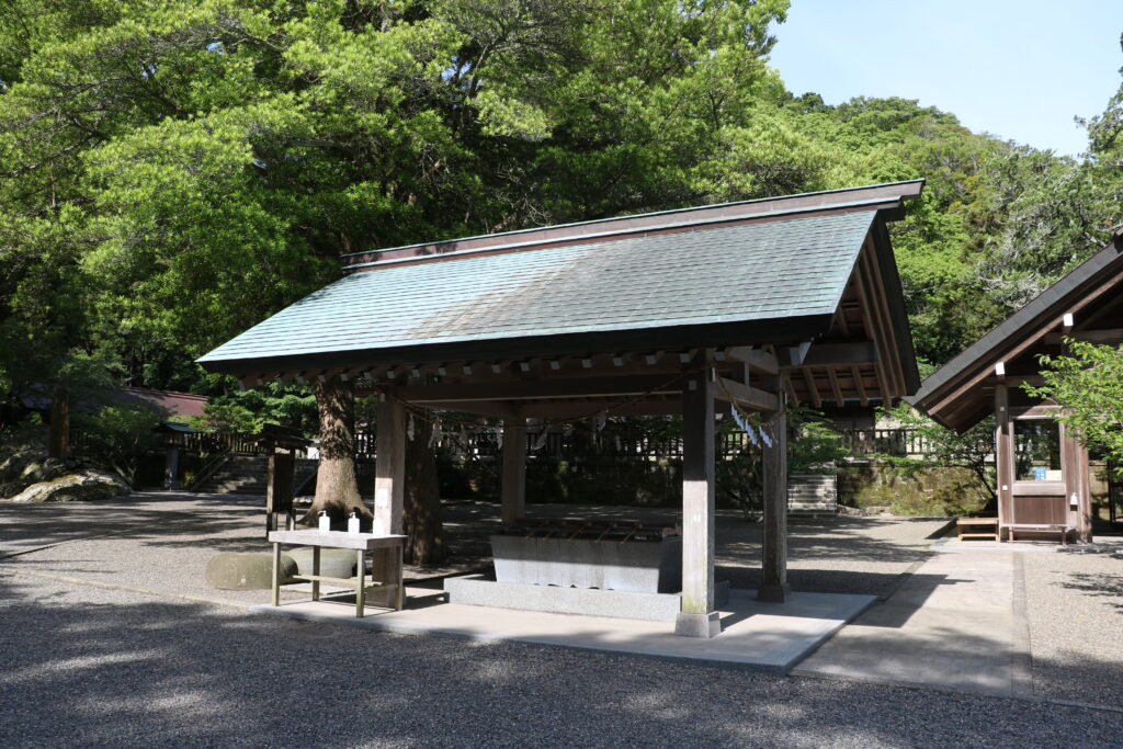 安房神社の上の宮へ向かう途中にある手水舎
