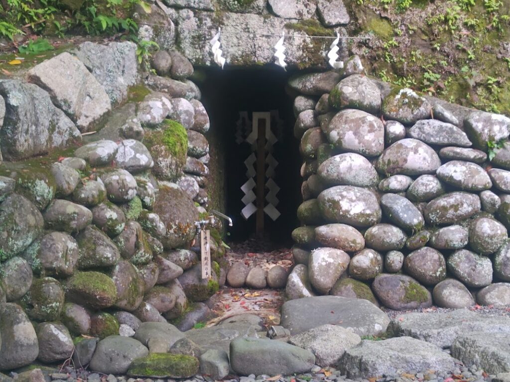 安房神社の洞窟の外から見た御神水