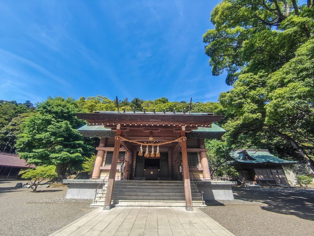 主祭神の天太玉命をお祀りする安房神社の拝殿正面