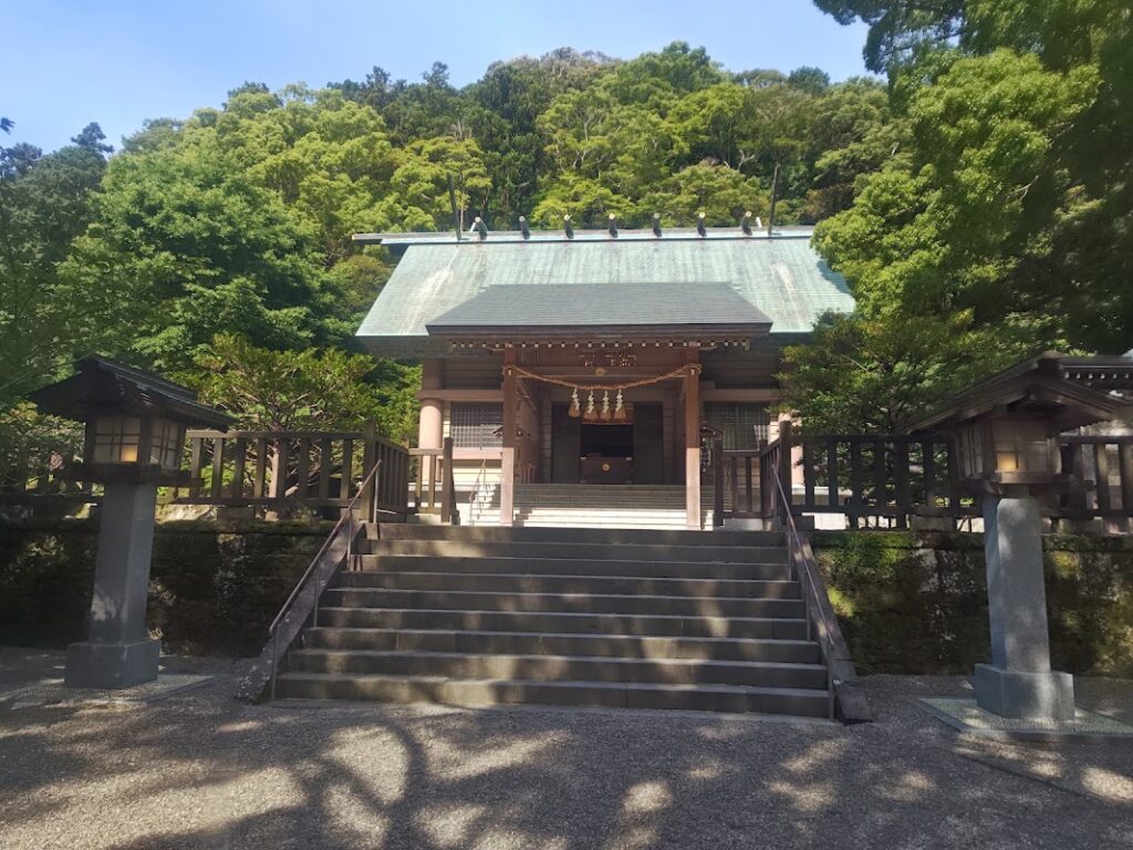 安房神社の上の宮にある拝殿の全景
