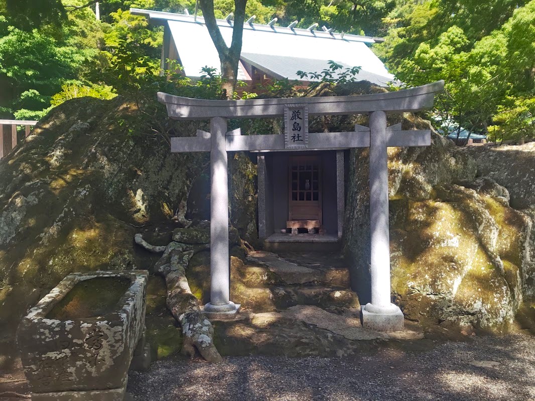 安房神社の境内に鎮座する厳島社