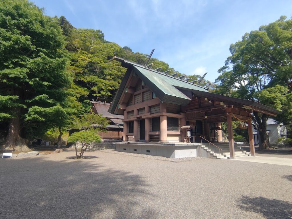 拝殿と本殿からなる安房神社の上の宮