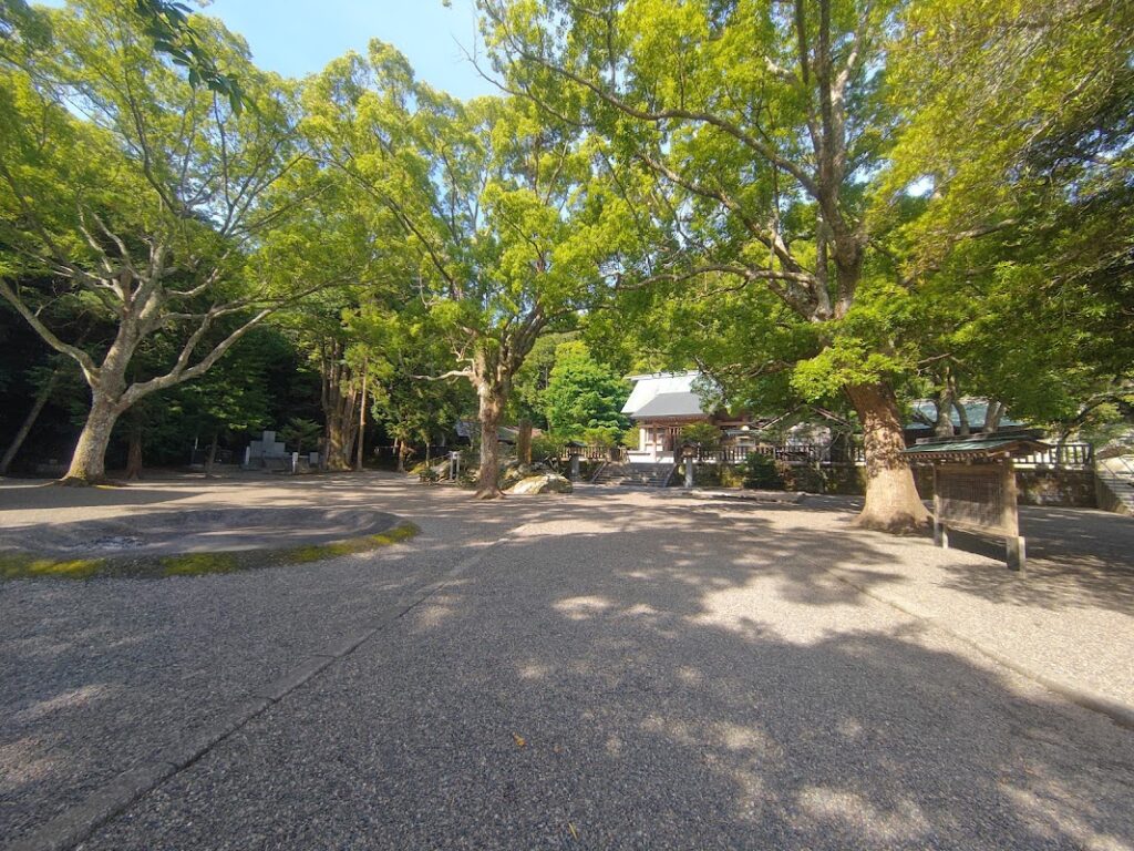 手水舎を過ぎた先に広がる安房神社の境内