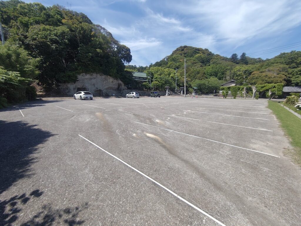 安房神社参道左側奥の駐車場