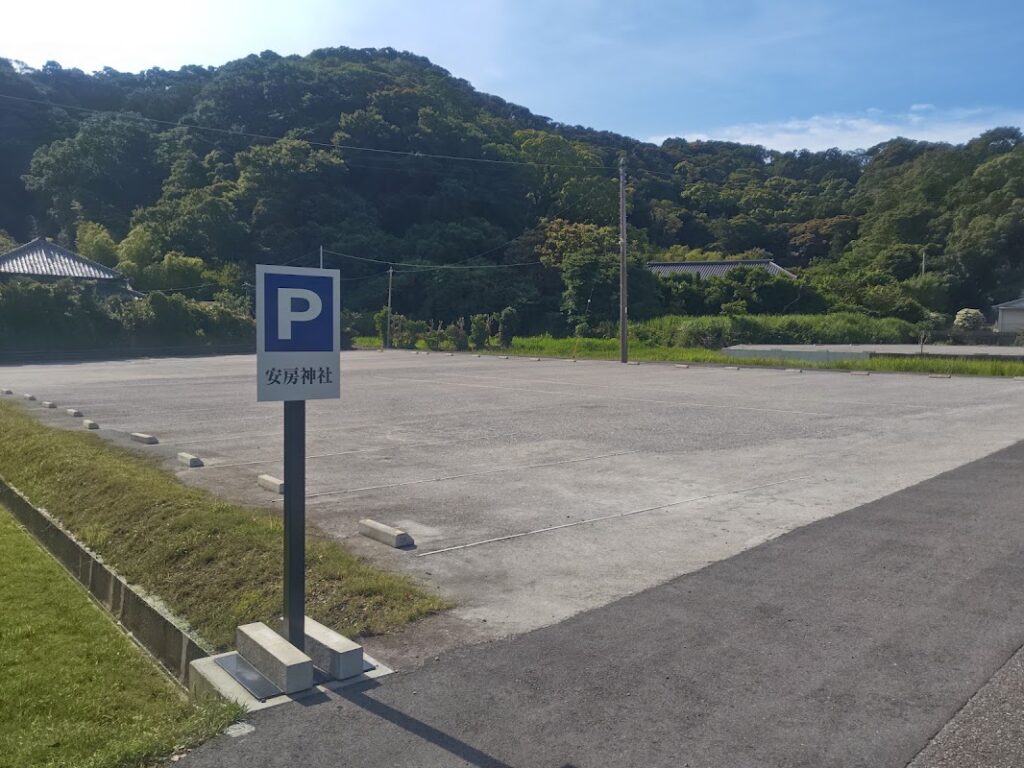 安房神社参道左側手前の駐車場