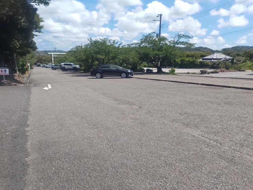 安房神社参道右側の駐車場