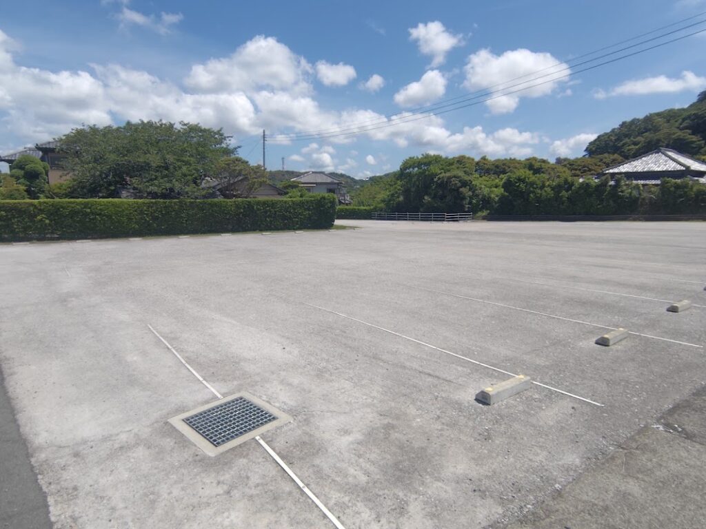 安房神社参道左側手前の駐車場