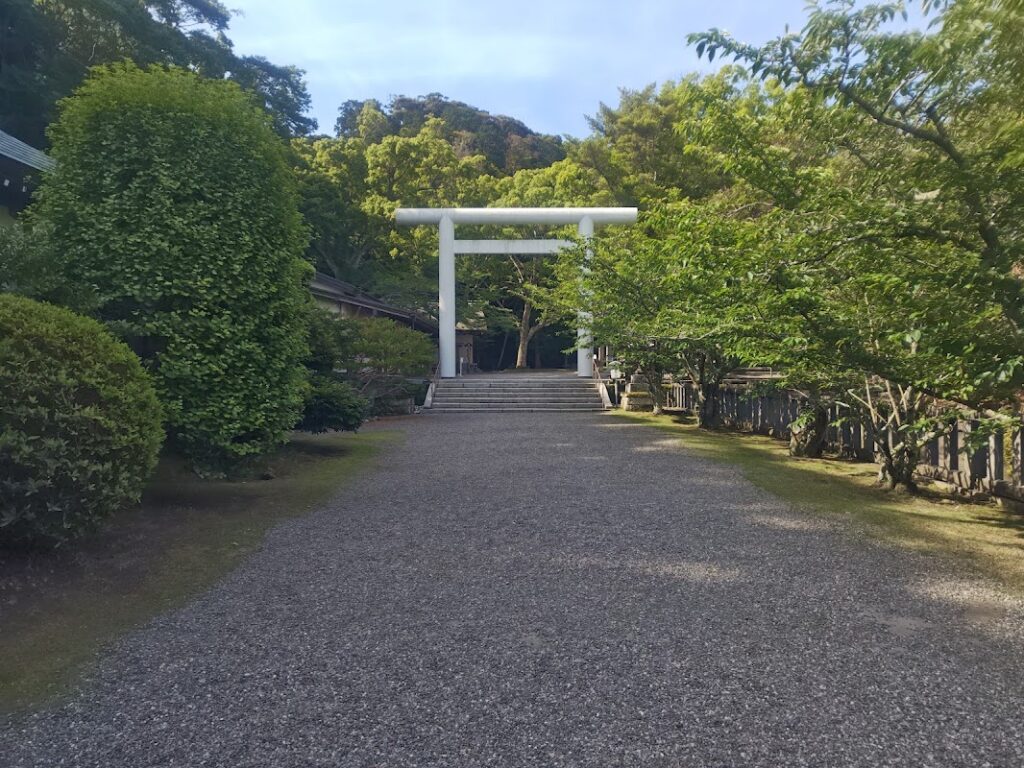 砂利が敷かれた安房神社の一の鳥居から続く参道
