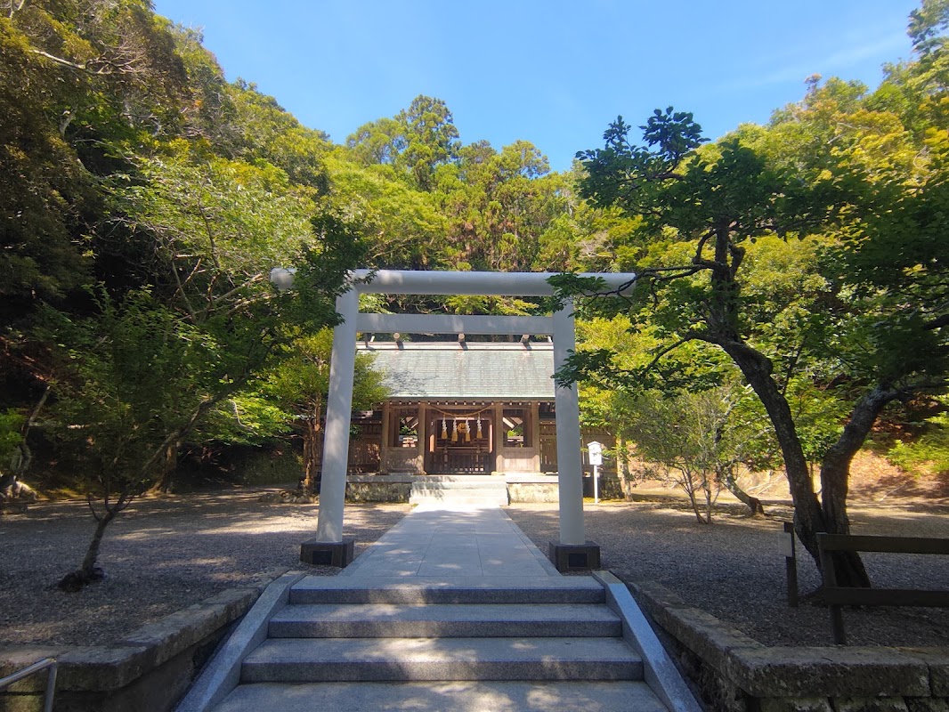安房神社の境内に鎮座する下の宮