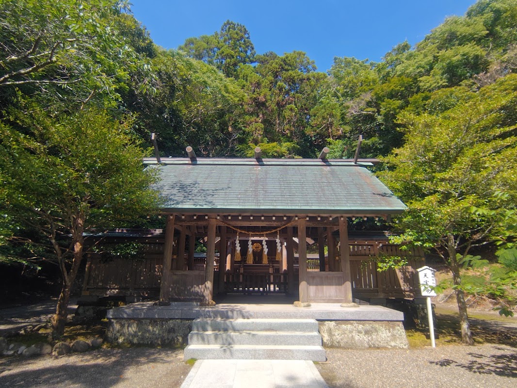 正面から見た安房神社の下の宮
