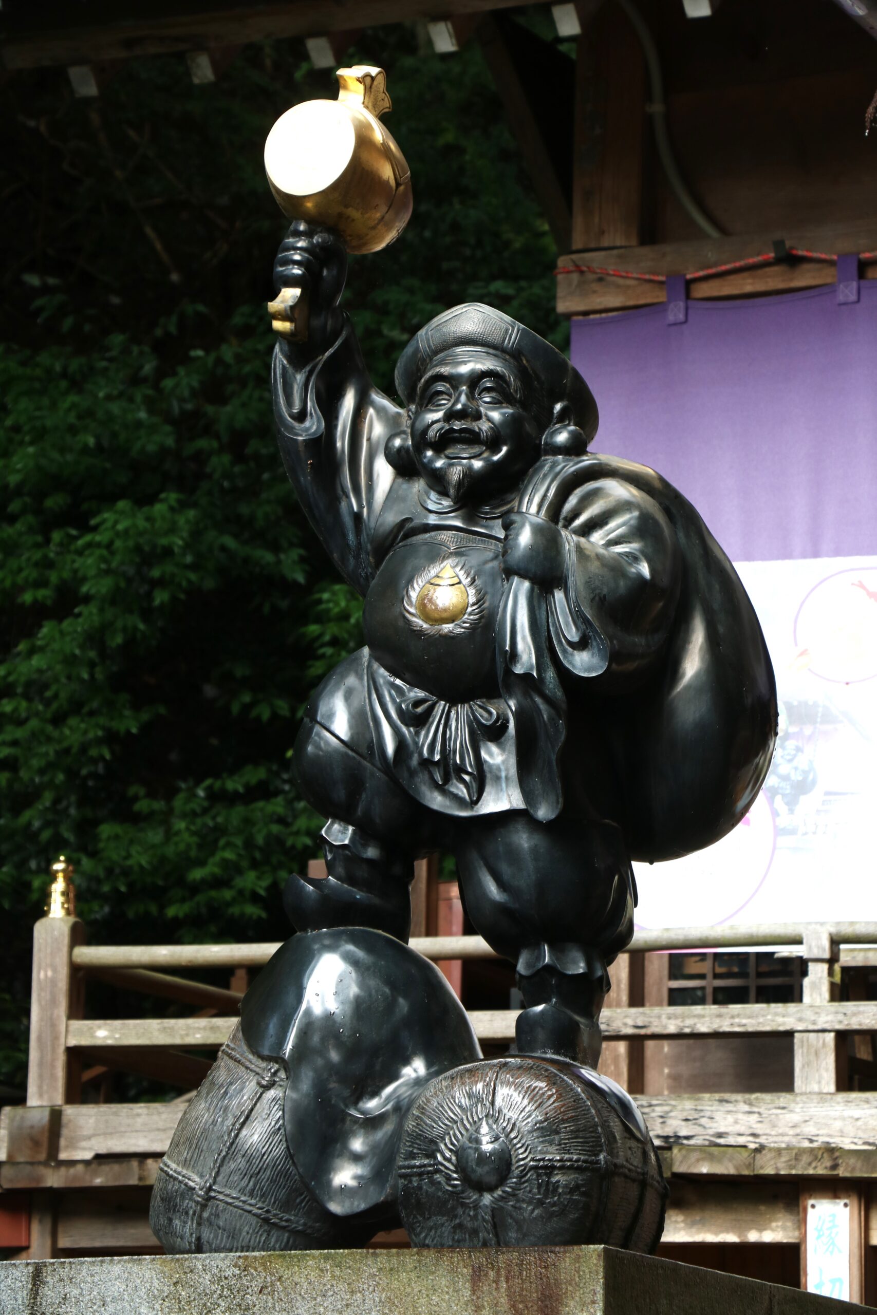 打ち出の小槌を掲げる甲子大國神社の開運大国大神