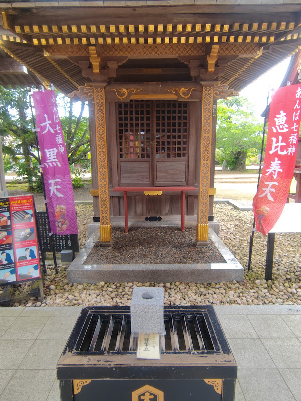 大国神社の拝殿とお賽銭箱
