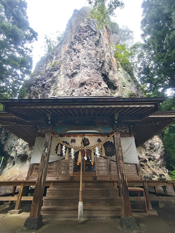 中之嶽神社の拝殿と轟岩