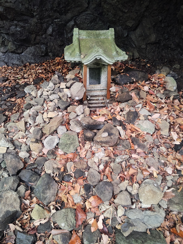 中之嶽神社・轟岩の祠