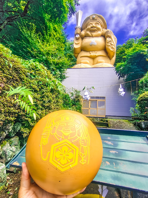 神玉を持って、大黒様と一緒に記念撮影