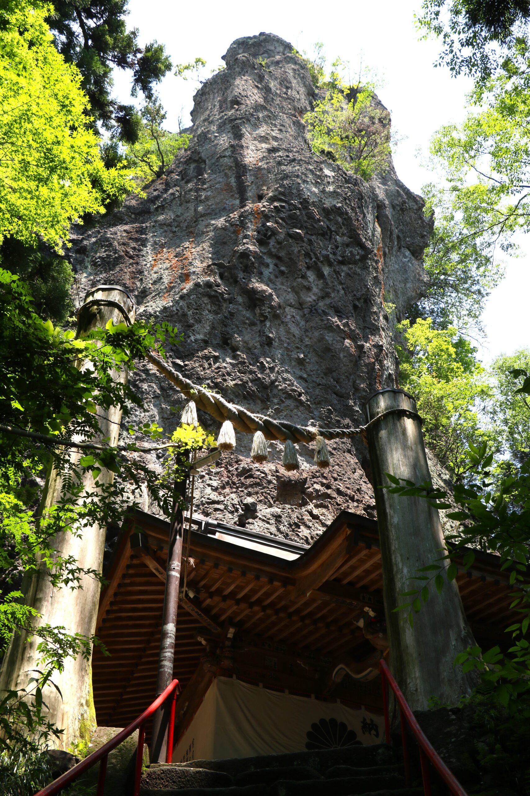 中之嶽神社拝殿の奥にそびえる轟岩に圧倒される