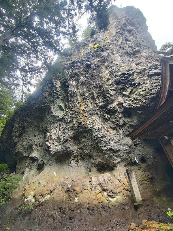 圧倒的なド迫力!中之嶽神社の轟岩