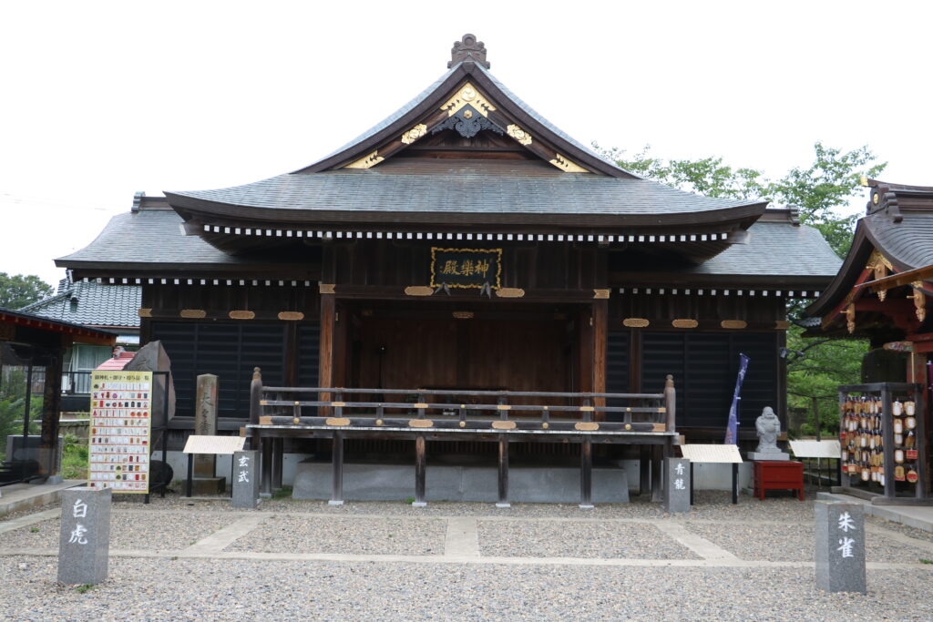 四方を守護する四神に囲まれた神楽殿